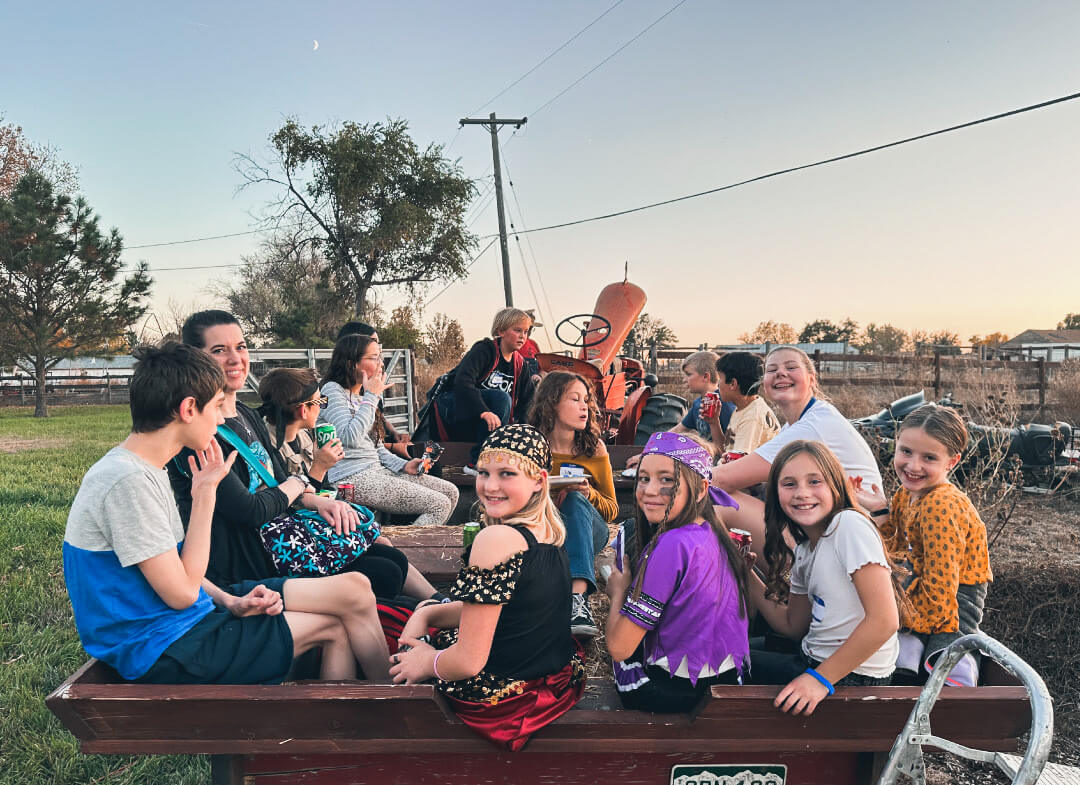 middle-schoolers-on-hayride